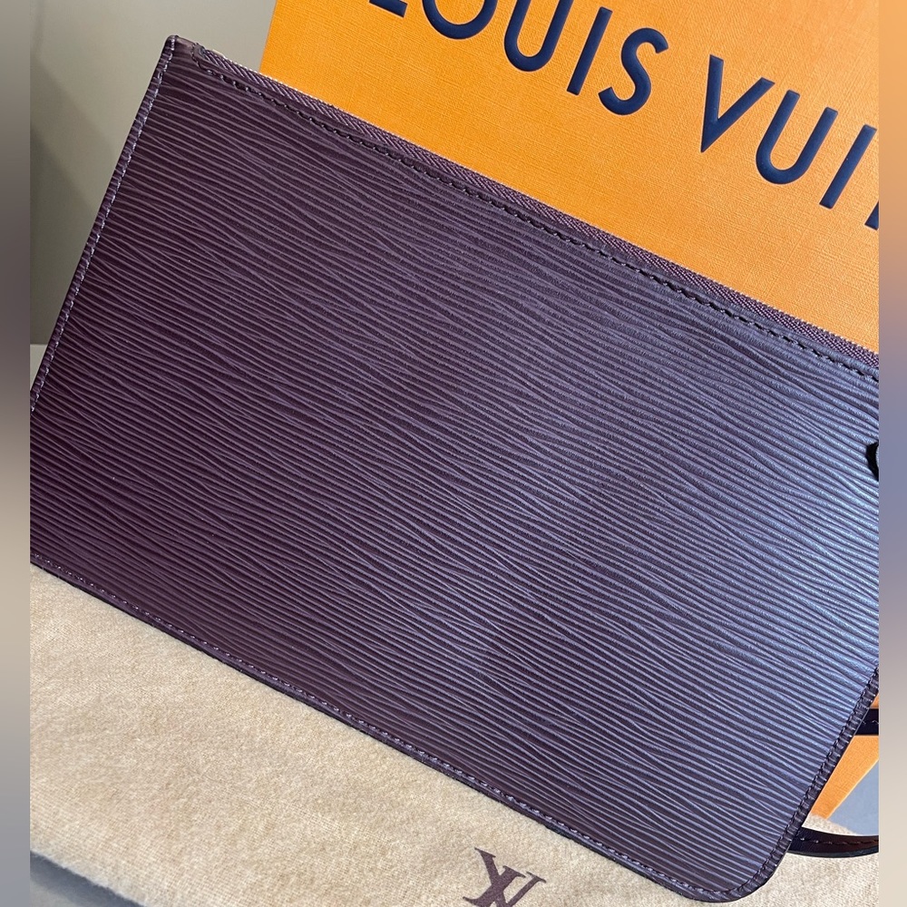 Louis Vuitton Plum Wristlet Clutch - Picture 4 of 12